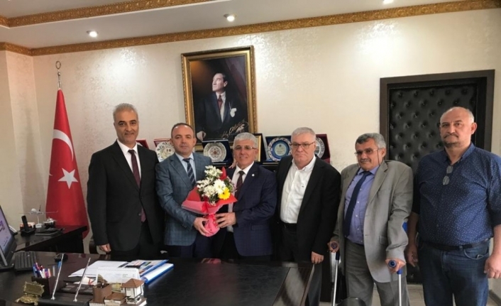 Burhaniye ilçesinde, Türkiye Sakatlar Derneği Genel Başkanı Şükrü Boyraz beraberinde