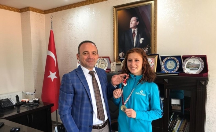 Burhaniye Kaymakamı Hüseyin Öner, ilçeyi temsil eden sporcuları ve antrenörlerini