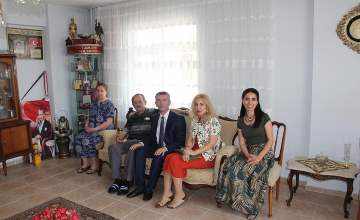 Balıkesir’in Edremit ilçesinde Kaymakam Ali Sırmalı ve eşi Nuray Sırmalı,