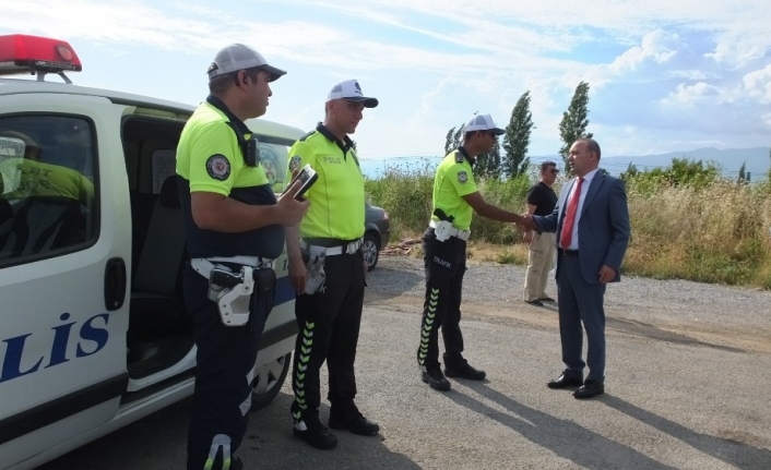 Burhaniye ilçesinde, Bayram öncesi trafik yoğunluğu yaşanırken, trafik denetimleri de