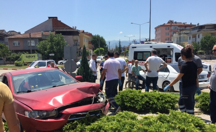  Bursa'da Sık Sık Kazaların Yaşandığı Kavşakta Bir Kaza Daha