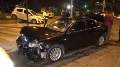  Bursa'da, Aşırı Hızlı Olduğu İddia Edilen İki Otomobilin Kavşağa