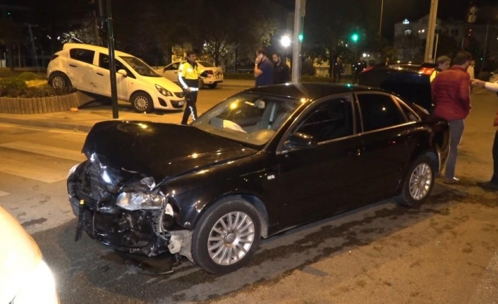  Bursa'da, Aşırı Hızlı Olduğu İddia Edilen İki Otomobilin Kavşağa