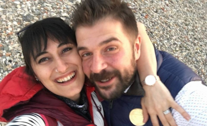 Bursa’da, eşiyle sinemaya gittikten sonra evlerine dönmek için kaldırımda taksi