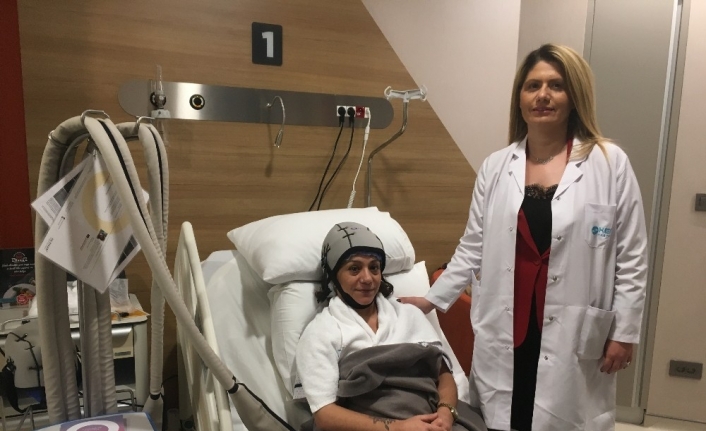Kemoterapi gören onkoloji hastalarında travmaya yol açan saç dökülmesi, artık