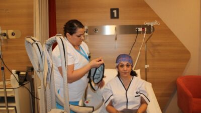 Kemoterapi gören onkoloji hastalarında travmaya yol açan saç dökülmesi, artık