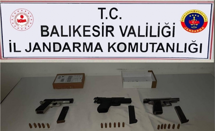  Balıkesir'de Jandarma Ekipleri Silah Tacirlerine Operasyon Düzenledi