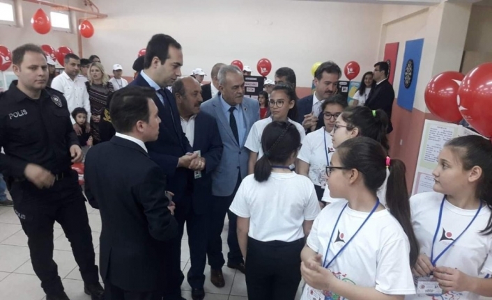 Kepsut Oktay Koçman Ortaokulu öğrencileri “4006 TÜBİTAK Bilim Fuarın”da çalışmalarını
