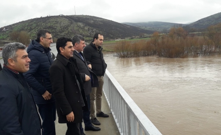Balıkesir’in Kepsut ilçesinde dün yağan aşırı yağışlardan kapanan köy yolları