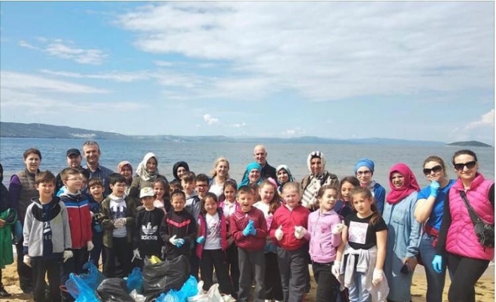 Balıkesir’in Bandırma ilçesinde Yaman Egeli İlkokulu 3.sınıf öğrencileri sahil temizliği