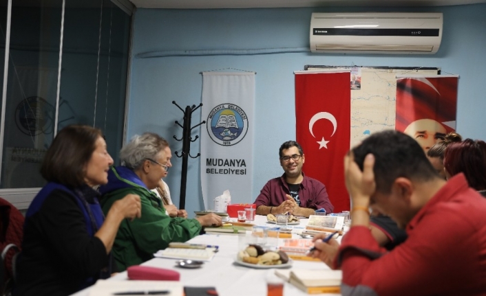  Bursalı Kitap Tutkunlarının Okuduklarını Yorumlayabilmek Ve HayÂl Gücünü Kullanarak