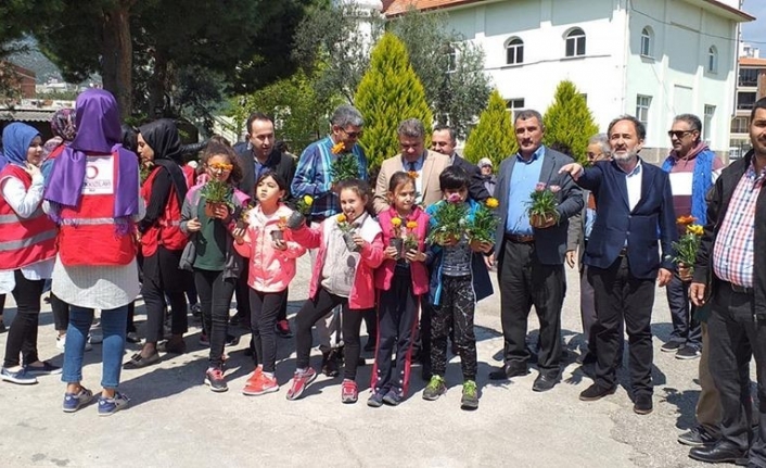 Balıkesir’in Edremit ilçesinde Kızılay Huzurevi’nde düzenlenen 3. Geleneksel çiçek dikim