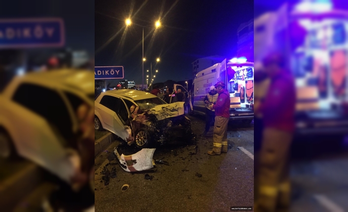 Kontrolden çıkan otomobil, karşı şeride geçerek kamyonetle çarpıştı: 5 yaralı Edremit'te korkunç kaza ucuz atlatıldı