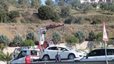 Gemlik İlçesinde Meydana Gelen Kazada Bir Otomobil Yol Kenarında Bulunan