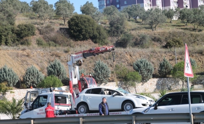 Gemlik İlçesinde Meydana Gelen Kazada Bir Otomobil Yol Kenarında Bulunan
