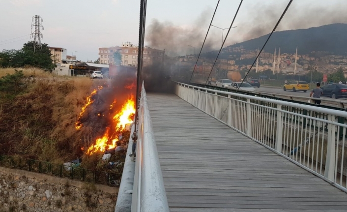  Bursa’da Bir Asma Köprü, Etrafındaki Çöplerin Tutuşması Sonucu Alevlere