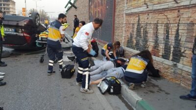  Bursa'da Köprülü Kavşaktan Uçarak Ters Dönen Otomobildeki 4 Kişi