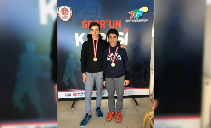Osmangazi Belediyespor Tenis Takımı sporcularından Ceyhun Akkaş ve Mehmet Mert
