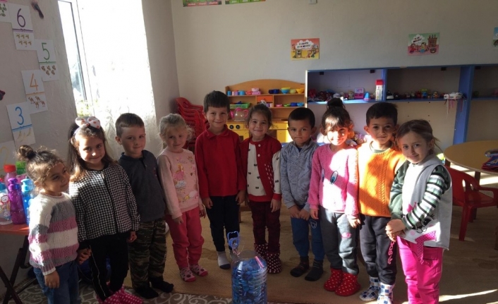  Köy Okulunda Ana Okulu Öğrencileri Engeliler İçin Kapak Topluyor