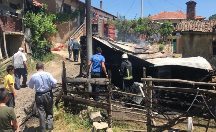 Bursa’nın Büyükorhan ilçesinde, elektrik kontağından çıkan yangında evin deposu kullanılamaz