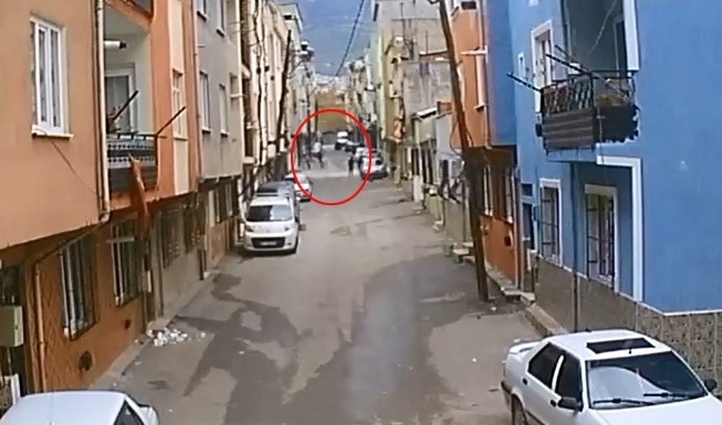 Bursa’da 11 yaşındaki çocuğun cep telefonunu çalan 2 kapkaççı polis