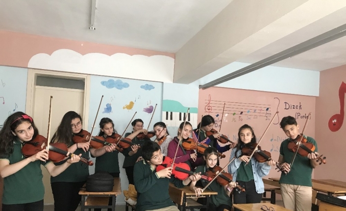 Burhaniye’de “Küçük Kemancılar” adı verilen minik öğrencilerin korosu, konser vermeye