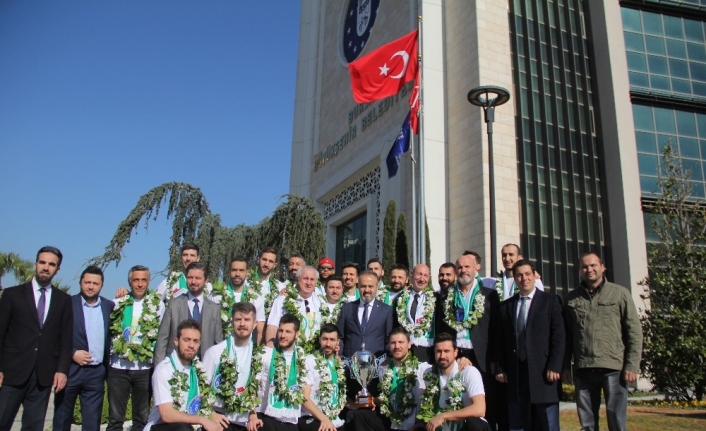 Bursa Büyükşehir Belediye Başkanı Alinur Aktaş, Voleybolda Efeler Ligi’ne çıkan