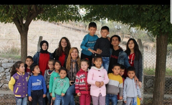  Kırtasiye Ve Kıyafet Alıp Köy Okulundaki Öğrencilere Gönderdiler