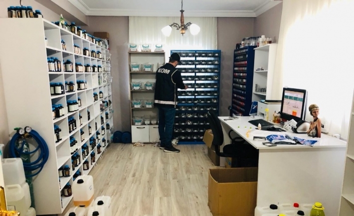 İzmir’in Narlıdere ilçesinde lüks villaya yapılan operasyonda, gümrük kaçağı 16