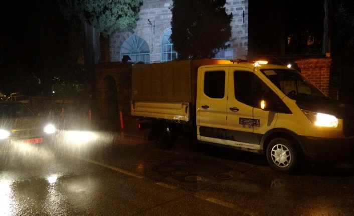  Mahalleye Doğal Serinlik Patlayan Su Borusu Akşam Yağmuru Gibi