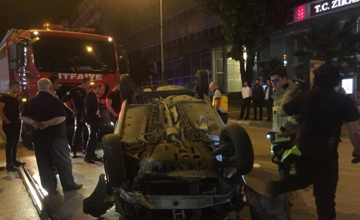 Makas atarken önünde seyreden araca çarparak kontrolden çıkan otomobil takla