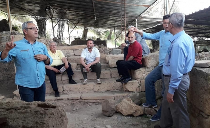 Balıkesir’in Edremit Belediyesi Meclis Üyeleri kazı çalışmaları devam eden Antandros