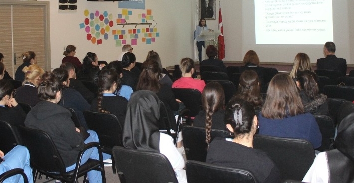 Bursa Medicabil Hastanesi, gerçekleştirdiği kurum içi seminerlerle sağlık çalışanlarını bilgilendirmeyi
