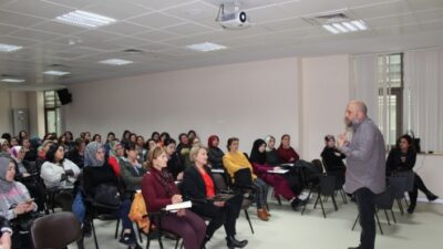 Kanser Haftası dolayısıyla Bursa Büyükşehir Belediyesi’nde seminer veren Kadın Hastalıkları