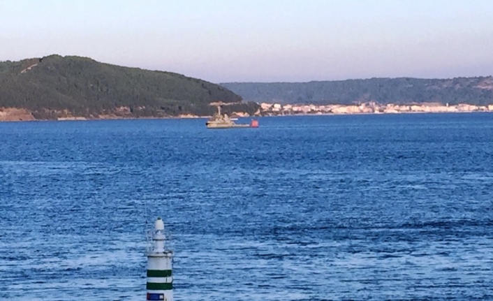  Çanakkale Boğazından Askeri Römorkör ’ün Çektiği Kırmızı Cisim Çanakkale’de