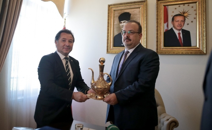  Yeşil-beyazlı Kulübün Başkanı Mesut Mestan, Bursa Valisi Yakup Canbolat’ı