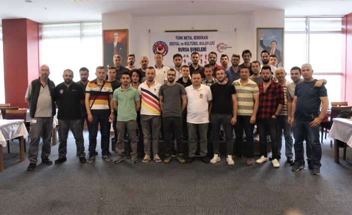 Bursa’da fabrikalarda çalışan metal işçileri satranç turnuvasında şampiyon olabilmek için