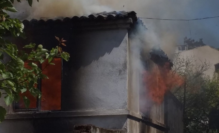 Balıkesir’in Erdek ilçesindeki bir metruk evde çıkan yangın kısa sürede