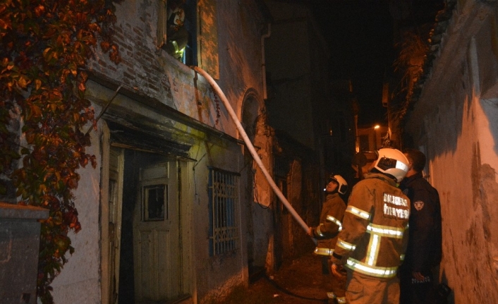  Balıkesir'in Ayvalık İlçesinde Metruk Bir Evde Çikan Yangın, Mahalle
