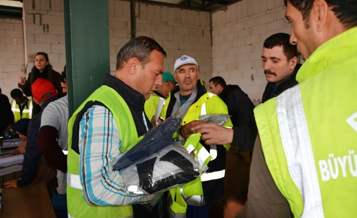  Binted, Bursa Büyükşehir Belediyesi Çalişanlarina Mevsimlik İş Kıyafetleri Dağıtımı