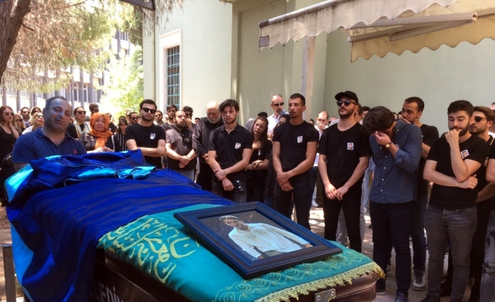  İzmir’de Mezuniyet Partisinde Arkadaşlarıyla Voleybol Oynarken, Yan Evin Bahçesine