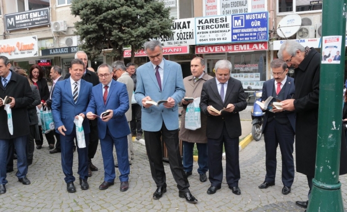Balıkesir’de 55’inci Kütüphane Haftası dolayısıyla Milli İrade Meydanı’nda kitap okuma