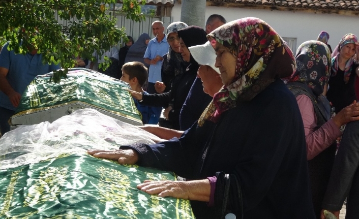 Balıkesir’in Edremit İlçesinde,  Minibüsün Altında Kalarak Hayatlarını Kaybeden Anne