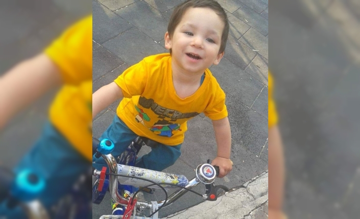  Minik Eymen'in Kendisinden Bir Yaş Küçük Kız Kardeşinin Olduğu