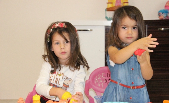  İzmir’in Bayraklı İlçesinde Yaşayan 5 Yaşındaki Minik Maya (solda)