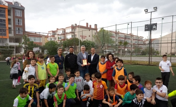 Balıkesir’in Bandırma ilçesinde Marmara İlkokulu tarafından düzenlenen futbol turnuvasında minikler