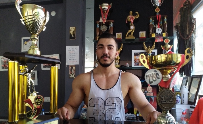  İzmir’de Daha Öncesinde Mobilyacı Çirakliği Yapan Vücut Geliştirme Sporcusu