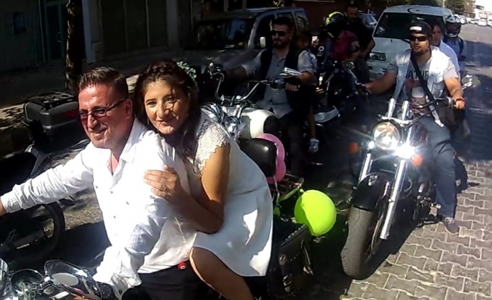 Genç Çift, Alışılmışın Dışında Gelin Arabası Yerine Kendi Motorlarını Süsledi.