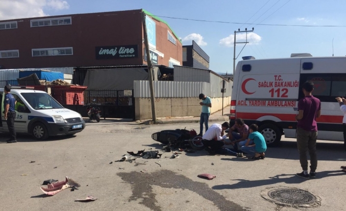  Bursa'da Motosiklet İle Minibüsün Çarpiştiği Kazada 1'i Ağır 2