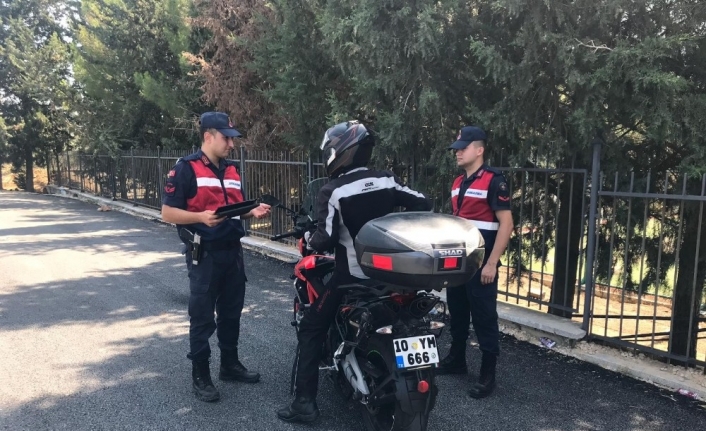  Balıkesir İl Genelinde Jandarma Ekipleri Motosiklet Ve Aranan Şahis